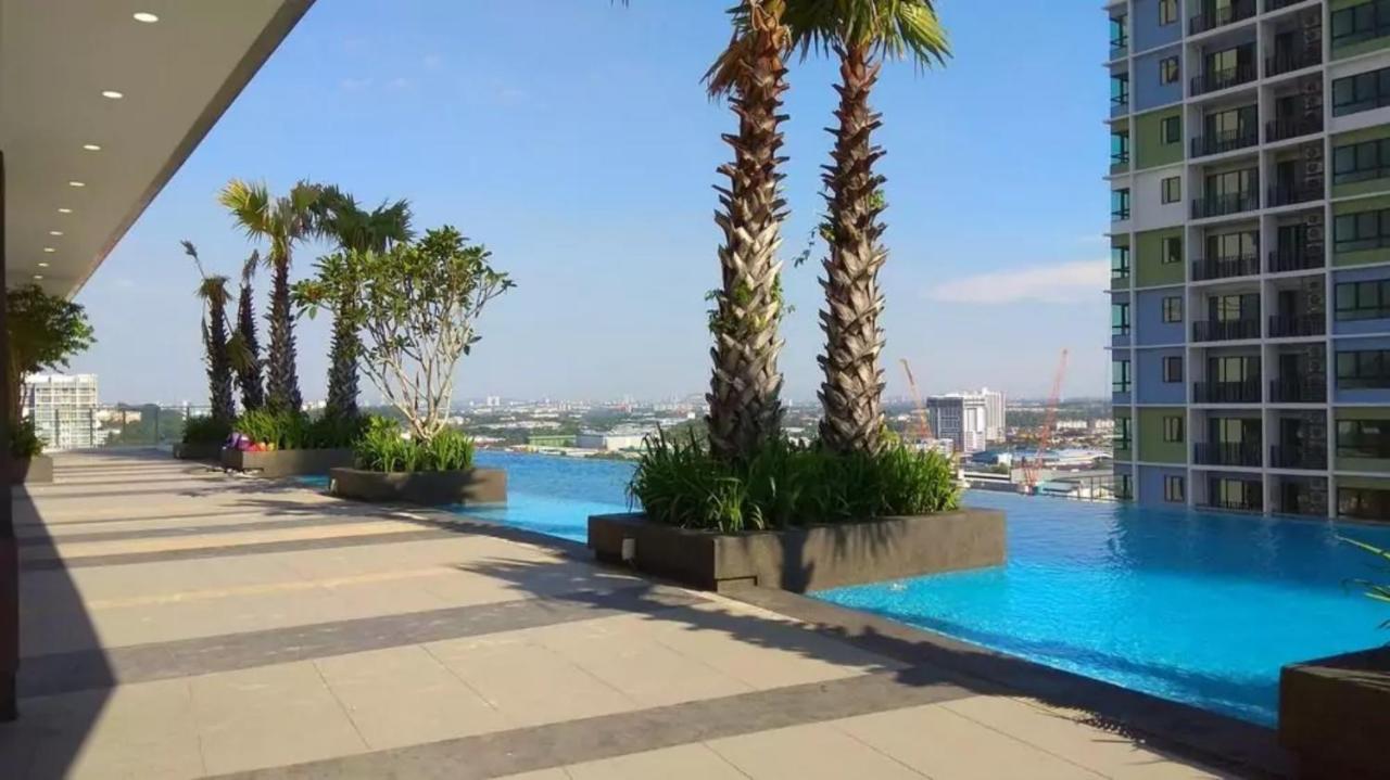 Sinar Rasa Homestay At I-Soho, I-City Shah Alam Exterior photo Infinity pool at the 33rd floor of The Panorama