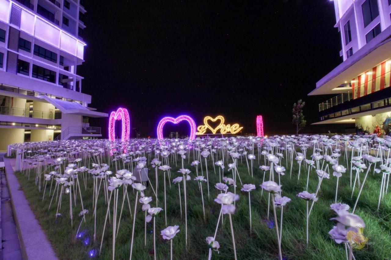 Sinar Rasa Homestay At I-Soho, I-City Shah Alam Exterior photo The field of roses at the park
